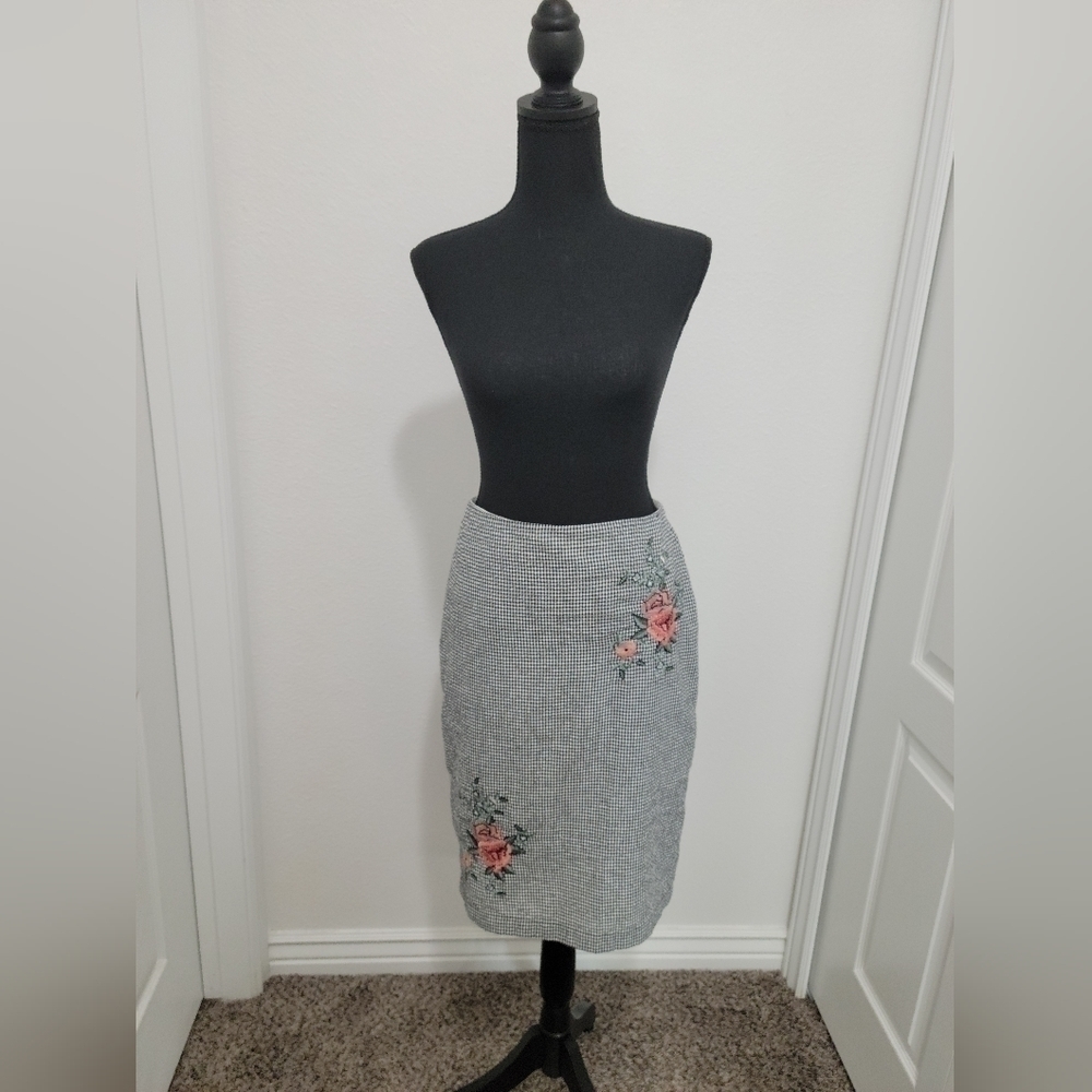 DownEast Black and White Checkered Midi Pencil Skirt with Floral Details  - Picture 12 of 12